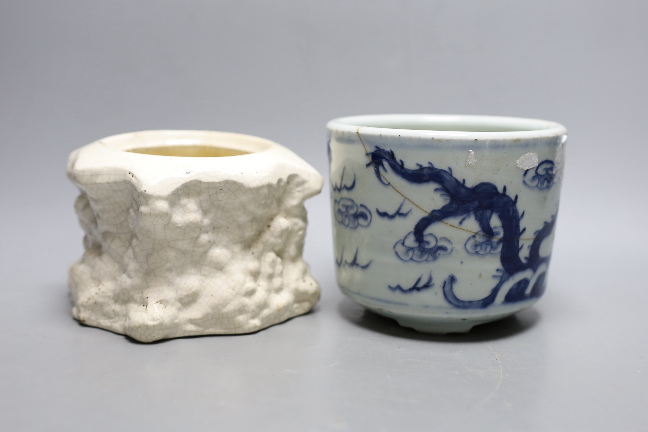 A Chinese blue and white planter, together with a crackle glaze planter, tallest 10cm